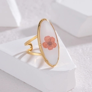 Anillo ajustable chapado en oro con base ovalada blanca y flor seca naranja real