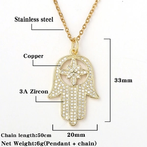 Detail van Hamsa hand hanger met 3A zirkoon en afmetingen op een goudkleurige stalen ketting