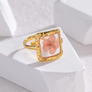 Anillo martillado dorado ajustable con cara cuadrada y una flor seca rosa auténtica