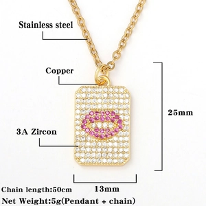 Détail du pendentif rectangulaire doré avec zircons 3A et motif lèvres roses