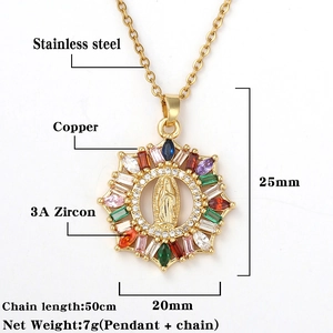 Detail van de Maagd Maria hanger met kleurrijke zirkonia en afmetingen erbij
