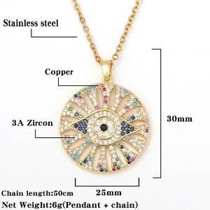 Detail van boze oog koperen hanger met 3A-zirkonia en gouden roestvrijstalen ketting