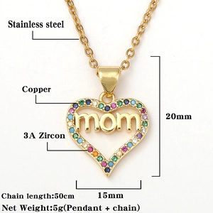 Detail van gouden hartjesketting met mom-gravure en gekleurde 3A-zirkonia-stenen