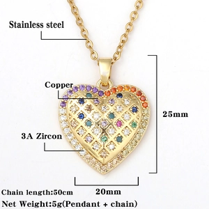 Detail van hartvormige hanger met 3A zirkoon, roestvrijstalen ketting en koperen frame