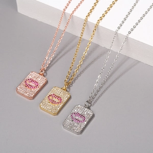 Gros plan de trois colliers à plaques rectangulaires scintillantes avec des lèvres en zircon rose