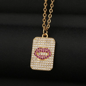 Collier à pendentif rectangulaire doré avec motif lèvres rouges serti de zircons