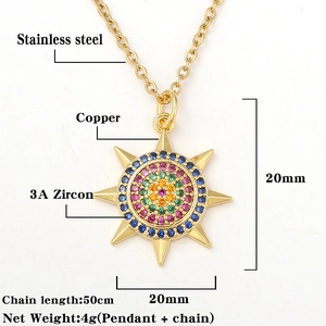 Gedetailleerd beeld van een gouden zonnehanger met gekleurde AAA-zirkonia en ketting