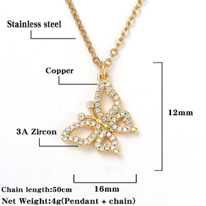 Detail van gouden vlinder hanger met 3A zirkoon pavé en roestvrijstalen ketting