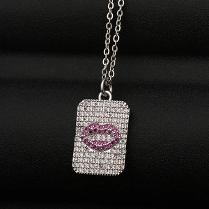 Collier avec pendentif rectangulaire, lèvres rouges et pavage de zircons brillants