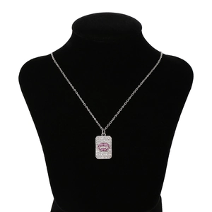 Collier argenté scintillant avec pendentif rectangle et motif lèvres roses sur buste noir