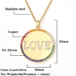 Detail van de LOVE-hanger met regenboogstenen en witte zirkonia-kristallen