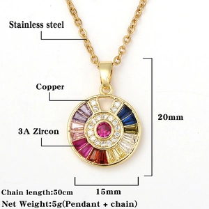 Detail van regenboog zirkoon ketting met koperen hanger en roestvrijstalen ketting