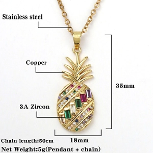 Macro-detail van ananas hanger ketting met 3A zirkoon en roestvrijstalen ketting