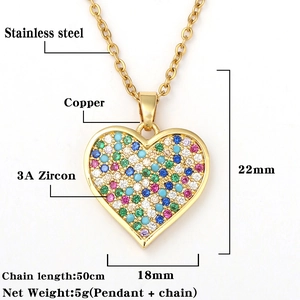 Macro-opname van hart hanger met meerkleurige 3A-zirkonen en gouden stalen frame