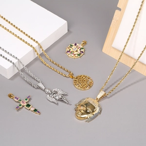 Hip-hop sieradencollectie met gouden en zilveren kettingen en gezette hangers