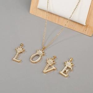 Collana placcata oro 18K con pendenti lettere L-O-V-E in zircone e corona