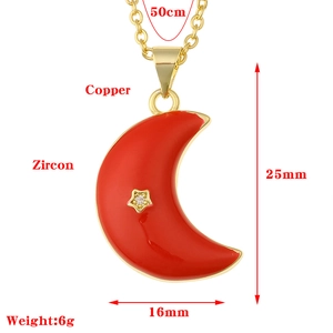 Detalle del collar con colgante de luna creciente roja de 25mm y especificaciones de cobre