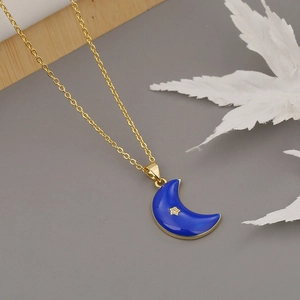 Collar de media luna dorada con esmalte azul marino y un pequeño colgante de estrella