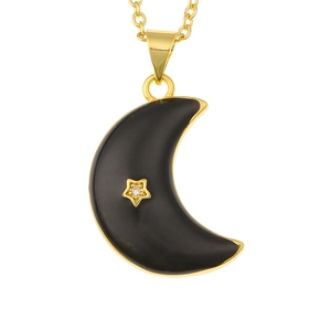Detalle del collar dorado con colgante de luna creciente negra y pequeña estrella