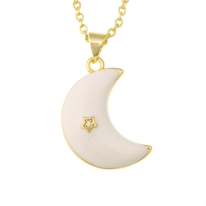 Detalle del colgante de luna blanca con estrella dorada y circón en una cadena de oro