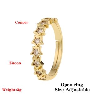 Detail eines verstellbaren Sternrings aus vergoldetem Kupfer mit Zirkonia und Gewichtsangabe