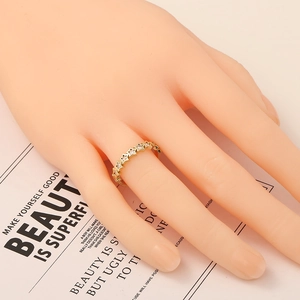 Detailansicht eines goldenen Sternrings mit Zirkonia, getragen an einem Handmodell