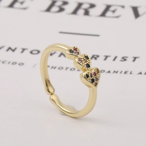 Verstellbarer goldener Ring mit drei Herzmotiven und bunten Zirkonsteinen für Damen