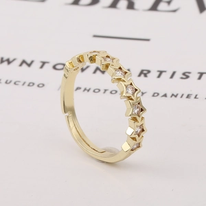 Verstellbarer goldener Sternring mit Zirkoniasteinen in einer 45-Grad-Ansicht