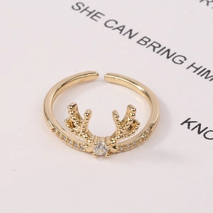 Anello corna di cervo placcato oro con design a cuore e zirconi su sfondo bianco