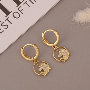 Dettaglio orecchini a cerchio con unicorno dorato e pavé di zirconi scintillanti