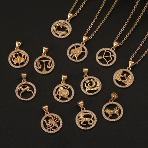 Collane con 12 ciondoli zodiacali placcati oro e zirconi su sfondo nero opaco
