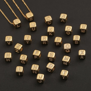 Collana con ciondolo a cubo con lettere dorate e zirconi cubici incastonati a mano