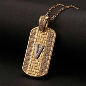Collar hip hop de oro y plata con placa de identificación, textura tejida y letra V de cristal