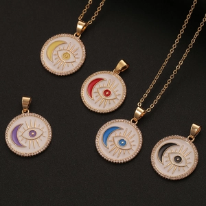 Ciondoli luna malocchio placcati oro 18K con zirconi su uno sfondo nero