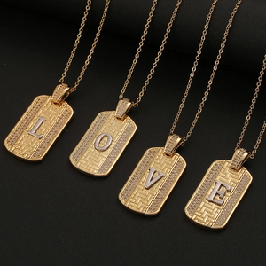 Colgantes dorados hip hop tipo placa con letras LOVE e incrustaciones de circón