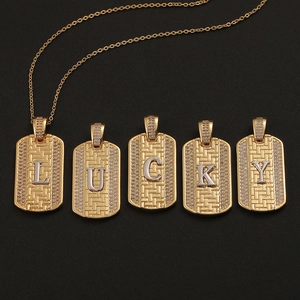 Collar hip hop dorado con colgantes de letras LUCKY texturizados y detalles de circón