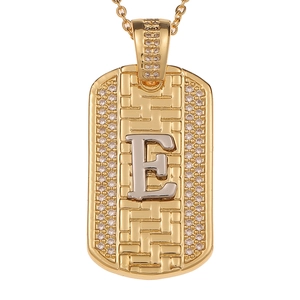 Detalle del colgante de placa dorada con letra E plateada y pavé de circonitas brillantes