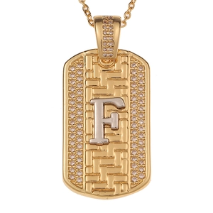 Primer plano del colgante de placa dorada con letra F e incrustaciones de cristal