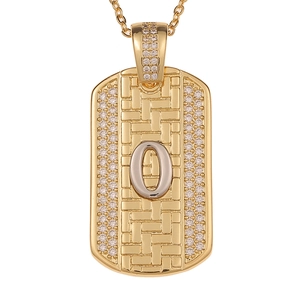 Detalle de un colgante rectangular dorado con letra O en 3D y pavé de pedrería fina