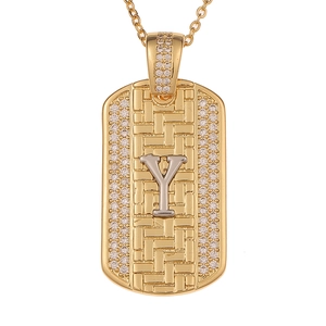 Detalle de un colgante de placa dorada con letra Y incrustada y brillantes diamantes