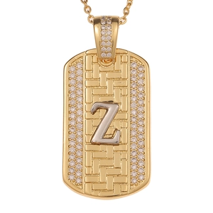 Detalle de colgante tipo placa con letra Z plateada y pavé de circonitas brillantes