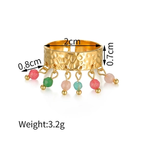 Detailansicht eines 18K Gold Edelstahlrings mit Hammerschlag-Optik und bunten Perlen