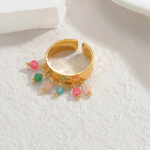 Detail eines verstellbaren 18K vergoldeten Edelstahlrings mit bunten facettierten Perlen und Hammerschlag