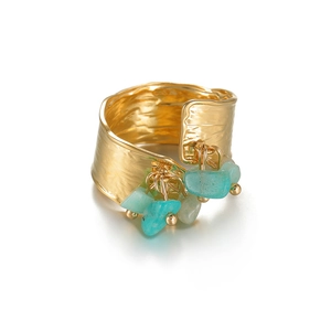 Böhmischer vergoldeter Ring mit Hammerschlag-Textur und rohen Türkis-Steinen