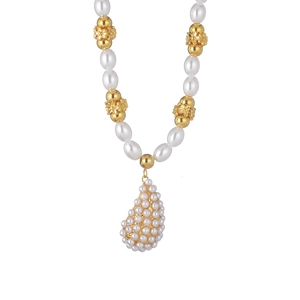 Collier de perles élégant avec perles dorées fleuries et pendentif goutte pavé