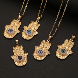Set collana Mano di Fatima con cinque pendenti evil eye colorati placcati in oro 18 carati