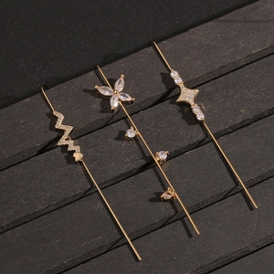 Set di 3 orecchini pendenti dorati con fiori e forme geometriche con pietre di zircone