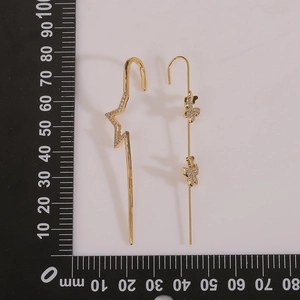 Maßangabe der asymmetrischen goldenen Stern- und Schmetterling-Ohrklemmen mit Zirkonia