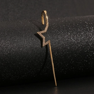 Goldene Stern-Ohrklemme mit Zirkonia-Inlay auf einem schwarzen Schmuckständer