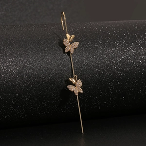 Eleganter goldener Schmetterlings-Ohrwickel mit Kristallen und linearem Design